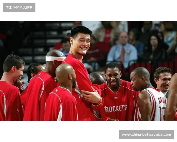 从中国到NBA的传奇旅程姚明初入联盟被晃倒的故事 从中国到NBA的传奇旅程姚明初入联盟被晃倒的故事